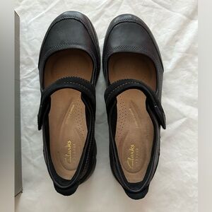 Clarks Women's Black Leather Mary Jane Flats Size 7-1/2 W Like New, Worn Once